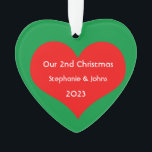 Ornamento Nosso Segundo Natal Juntos 2023 Coração Vermelho C<br><div class="desc">Nomes personalizados e impressos com design de coração vermelho giro em fundo verde sólido. Sinta-se à vontade para personalizar adicionando seus próprios textos,  nomes ou fotos. Você pode adicionar sua foto no verso do ornamento facilmente! A cor do plano de fundo também pode ser alterada conforme você quiser.</div>