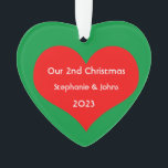 Ornamento Nosso Segundo Natal Juntos 2023 Coração Vermelho C<br><div class="desc">Nomes personalizados e impressos com design de coração vermelho giro em fundo verde sólido. Sinta-se à vontade para personalizar adicionando seus próprios textos,  nomes ou fotos. Você pode adicionar sua foto no verso do ornamento facilmente! A cor do plano de fundo também pode ser alterada conforme você quiser.</div>