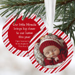 Ornamento Novo Pai Natal do Bebê<br><div class="desc">Novos pais podem comemorar o primeiro Natal do seu milagre bebê com este adorno de fotos,  com uma listra típica,  vermelha e branca,  desenhada à mão,  com uma foto de um lado e seu texto no verso.</div>