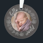 Ornamento Olá, Chalkboard Baby, primeira personalizada<br><div class="desc">Apresente uma criança especial ao mundo com este ornamento acrílico personalizado! Um quadro de estilo de quadro com texto de script e rolagens decorativas rodeia sua foto de criança. O verso repete o texto da Alô junto com o nome do bebê e a data de nascimento. É um presente artístico...</div>