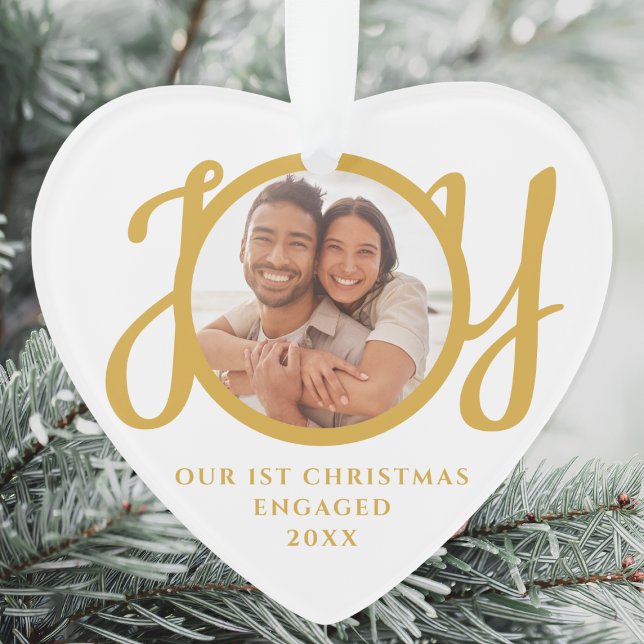 Ornamento Our First Christmas Engaged Photo Heart-Shaped (Criador carregado)