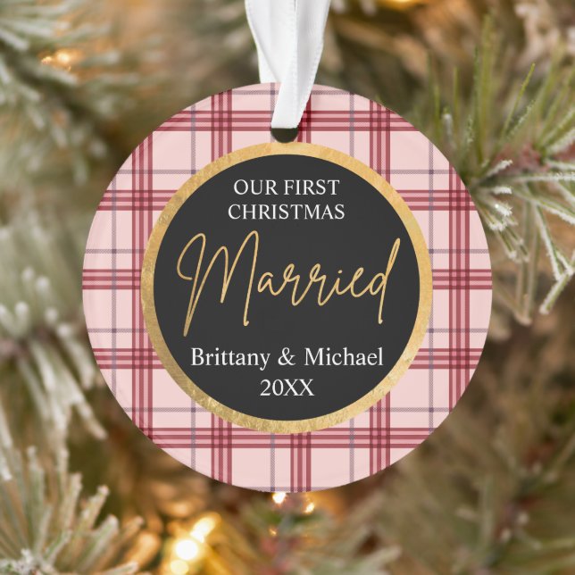 Ornamento Our First Christmas Married plaid Ornament (Árvore)