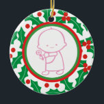 Ornamento Personalizado de 1rua de Natal do Santo<br><div class="desc">Ornament personalizável de 1rua de Natal do Santo Berry Baby apresentando uma adorável menina numa fronteira verde,  vermelha e sagrada com amora,  na frente,  enquanto no verso há o nome do bebê.</div>