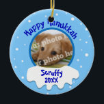 Ornamento Personalizado de Fotos Feliz Hanukkah<br><div class="desc">Esta pintura personalizada Chanukah tem espaço para sua foto personalizada. Acima diz, "Feliz Chanucá." Abaixo tem neve com espaço para seu nome e ano. Isto é perfeito para uma foto de estimação, férias de família, ou uma foto das crianças. Terá um enfeite de manutenção que pode guardar por anos. Encontre...</div>