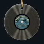 Ornamento personalizado do registro de vinil do<br><div class="desc">Uma criação completa do photoshop, este registro de LP do vinil da velha escola em uma plataforma giratória é ideal para aquelas que amam os sons do jogador gravado do yesteryear. Este design do álbum do vintage do divertimento fará um grande presente pequeno para qualquer um de toda a idade,...</div>