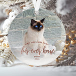 Ornamento Pet Photo First Christmas Forever Home Rosa Dourad<br><div class="desc">Comemore o primeiro Natal do seu animal de estimação em sua nova casa com este belo ornamento moderno do keepsasasasaame. O texto diz "Primeiro Natal na minha casa de pele de sempre", com as palavras "casa de pele de sempre" em elegante roteiro de folha de ouro rosa. Substitua a imagem...</div>
