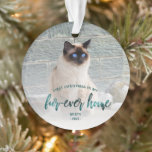Ornamento Pet Photo First Christmas Forever Home Teal Green<br><div class="desc">Comemore o primeiro Natal do seu animal de estimação em sua nova casa com este belo ornamento moderno do keepsasasasaame. O texto lê "Primeiro Natal na minha casa de quatro em cada vez", com as palavras "uma casa de quatro em cada vez", em um elegante roteiro de folha verde verde....</div>