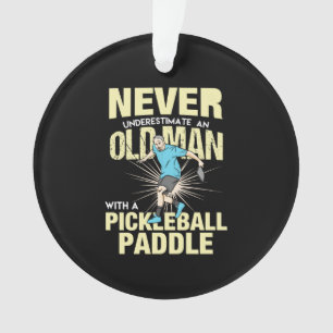 Ornamento Pickleball - Homem Idoso Com Uma Raquete de Pickle