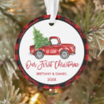 Ornamento Pincel Script Truck First Christmas Red Xadrez<br><div class="desc">Script de Pincel Moderno,  Caminhão Vermelho Vintage Vintage Vintage com Árvore de Natal,  Nosso Primeiro Ornamento de Xadrez Vermelha Casal de Natal</div>