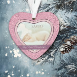 Ornamento Pink Heart Swirl Baby First Christmas<br><div class="desc">Este ornamento de vigia de férias apresenta sua própria fotografia de bebê enquadrada em um bonito quadro de cor rosa, revestido em prata. O quadro cardíaco é delimitado por um padrão circular floral cor-de-rosa rosa correspondente. Uma faixa púrpura mais escura mantém o seu texto personalizado; faça-o dizer o que você...</div>
