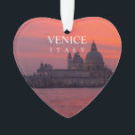 Ornamento Por do sol em Veneza<br><div class="desc">Por do sol "na cidade a mais romântica no mundo", Veneza, Italia. Vista da basílica da saudação do della de Santa Maria e do della Dogana de Punta (os costumes Venetian velhos) de Sestiere San Marco, situado no outro lado do canal grande.</div>