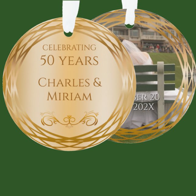 Ornamento Presente de Aniversário de Casamento do Nome e Our (Personalize these elegant faux gold Christmas ornament with couples names and photo for anniversary.)