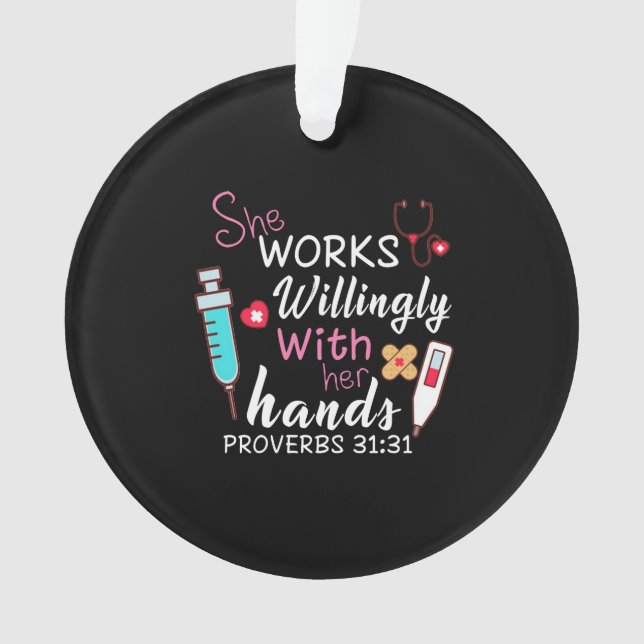 Ornamento Presente de Enfermeira | Ela Trabalha Com Enfermei (Frente)