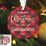 Ornamento Primeiro Natal Avós Dourados Foto de Xadrez Vermel<br><div class="desc">***** Não se esqueça de carregar sua foto favorita no verso. Se você não precisa da colocação de fotos, você pode removê-la usando a ferramenta design ***** Celebrar seu Primeiro Natal como Avós com este Ornamento de Fotos de Xadrez Vermelha Clássica. Adicionando uma foto e um texto favoritos a esta...</div>
