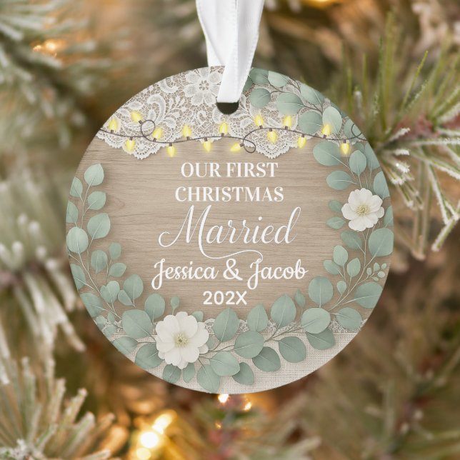 Ornamento Primeiro Natal Casados de Madeira Rústica & Eucali (Árvore)