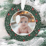 Ornamento Primeiro Natal do Classic Floral Frame Baby<br><div class="desc">Este belo ornamento de fotos de Natal do Primeiro Bebê apresenta um padrão floral e verde desenhado à mão em cores clássicas e tradicionais de Natal de vermelho, verde e marfim sobre um fundo verde escuro. Uma pequena imagem colorida de marfim permite que a sua foto se destaque contra o...</div>