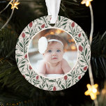 Ornamento Primeiro Natal do Classic Floral Frame Baby<br><div class="desc">Este belo ornamento de fotos de Natal do Primeiro Bebê apresenta um padrão floral e verde desenhado à mão em cores clássicas de Natal de verde profundo, vermelho borrado e marfim sobre um fundo de cor personalizado (mostrado em bege claro). Uma pequena imagem colorida de marfim permite que a sua...</div>