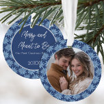 Ornamento Primeiro Natal em Casais Envolvidos Foto Poinsetti<br><div class="desc">Comemore o seu primeiro Natal como um casal engajado com este belo ornamento fotográfico com um clássico padrão de poinsettia desenhado a azul e branco,  com uma fotografia de um lado e o seu texto no verso.</div>