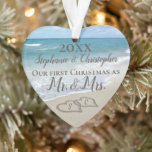 Ornamento Primeiro Natal Heart Beach Casando Sr. Sra.<br><div class="desc">Bonito ornamento personalizado em forma de coração para lembrar seu primeiro Natal como Sr. e Sra. Lembre-se de um casamento na praia ou lua de mel com este adorno de casamento. O primeiro Natal junto com dois corações de casamento praios interligados desenhados na areia faz um elegante casamento litorâneo do...</div>