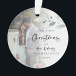 Ornamento Primeiro Script de Nome de Foto de Natal Casado<br><div class="desc">Primeiro Roteiro do Ano da Foto do Natal Casado Um enfoque romântico para celebrar a época especial do seu primeiro Natal como Sr. e Sra. e lembrança nas próximas férias. A tipografia para o Natal e o Sr. e a Sra. estão em uma escrita moderna e o resto do texto...</div>