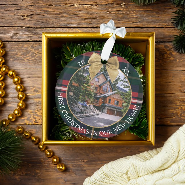 Ornamento Primeiro XMax em nossa nova Xadrez verde 2 (First XMax In Our New Home Red Green Plaid 2 Photo Ornament)