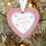 Ornamento Proposta de Casamento Rosa Damask Faux Diamond<br><div class="desc">Que maneira maravilhosa e romântica de propor casamento à sua querida! Este ornamento bonito apresenta um coração branco enquadrado em imagens de gema de diamante falsa em um bonito fundo cor-de-rosa rosa e prateado floral damask. Dentro o coração branco é o texto que você faz na cinza prateada correspondente, além...</div>