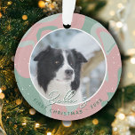 Ornamento Puppy First Christmas Border Collie Dog Foto<br><div class="desc">Puppy Primeira Fronteira De Natal,  Collie Dog,  Ornament Fotográfico. Script branco de tendência em um abstrato esfregando fundo verde e rosa. Foto personalizada em um quadro redondo. Adicione sua foto de cachorro,  nome e ano.</div>