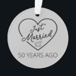 Ornamento Recem casados 50 Anos Atrás III<br><div class="desc">Design bonito, perfeito para qualquer um que está casado há 50 anos e para uma cerimônia de renovação do voto de casamento. Ele faz um excelente combinando roupa para casais! recem casados 50 Anos Atrás, citação de um casal que se casou há 50 anos ou um casal renovando votos de...</div>