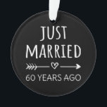 Ornamento Recem casados 60 Anos Atrás<br><div class="desc">Design bonito, perfeito para qualquer um que está casado há 60 anos e para uma cerimônia de renovação do voto de casamento. Ele faz um excelente combinando roupa para casais! recem casados 60 Anos Atrás, citação de um casal que se casou há 60 anos ou casal renovando votos de casamento...</div>