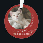 Ornamento Red Pet Personalized Photo Name Meowy Christmas<br><div class="desc">Um modelo de ornamento de fotos de gatos criativo e único em cores de Natal brancas e vermelhas com "Meowy Christmas" e nome de animais de estimação personalizado, ano e espaço para duas fotos. A frente apresenta um abstrato criativo e um design único, fora do centro, e um fundo vermelho...</div>