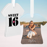 Ornamento Retro Sweet 16 Aniversário Nome Personalizado Foto<br><div class="desc">Celebre um doce décimo sexto com um ornamento personalizado de fotos. Perfeito para a estrela de aniversário que ama vibrações vintage e estilo ousado. A design em forma de t-shirt apresenta 'Sweet 16' na tipografia retróquica, sobreposta com um coração de amor. Personalize o modelo com uma foto favorita e o...</div>