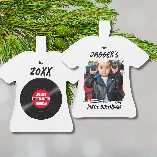 Ornamento Rock Star, Primeiro Aniversário, Camisa Branca (Custom T-shirt keepsake photo ornament to commemorate a rock and roll first birthday)