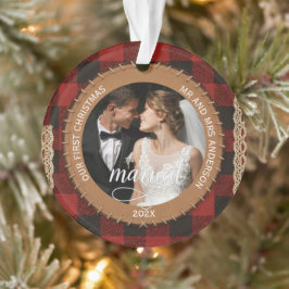 Ornamento Rustic Wood Grain Plaid First Christmas Married
