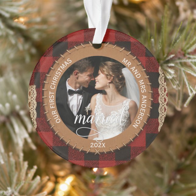 Ornamento Rustic Wood Grain Plaid First Christmas Married  (Árvore)