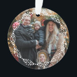Ornamento Scandinavian Folk Dala Horse Christmas<br><div class="desc">Inspirada por motivos suecos de arte popular, este encantador ornamento de árvore de Natal acrílica apresenta um quadro de fronteira em torno de sua foto em um lado com dois cavalos dala suecos e texto facilmente personalizado do outro lado. Personalize com o seu nome familiar, o nome individual de todos,...</div>