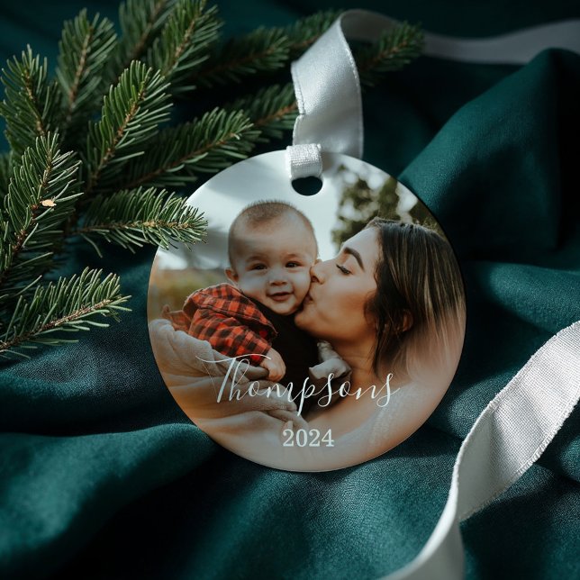 Ornamento Script e Ano Personalizado de Foto da Família Míni (Minimal Family Photo Custom Name Script & Year Ornament)