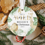 Ornamento Selva Selvagem Selvagem Verde e Dourado Natal de 1<br><div class="desc">Elegante safari neutro chamado 'Selvagem Um' com o tema 'Meu Primeiro Natal'. O design apresenta uma aquarela suculenta e tropical, falsos animais da selva de ouro (leão, girafa e macaco) e confete de ouro. O texto diz "Ele é selvagem", nome e ano. Itens correspondentes estão disponíveis em nossa Coleção Selvagem....</div>