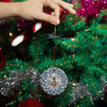 Ornamento Silver White Diamantes do Natal Nutcracker<br><div class="desc">Design de ornamento colorida de pirata de Natal com uma coroa de férias em uma cana-doce contra um fundo de impressão de textura prateada metálico. Imagem de um fundo de mandala em diamante branco. Texto personalizado a preto.</div>