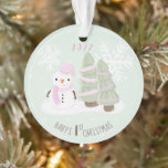 Ornamento Snowman Christmas<br><div class="desc">O Natal de Snowman de 1rua de Natal do bebê Celebra o aniversário de inverno do seu filho com este bonitinho e bonitão a vestir um chapéu e lenço cor-de-rosa pastel. Este tema é ideal para o seu pequeno aniversário de inverno ou para a festa de Natal da criança. O...</div>