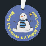 Ornamento Snowman divertido numa cena de inverno gelada.<br><div class="desc">Estilo de Cartoon Diversão Snowman num Cenário de Inverno Furioso. Personalize com sua própria mensagem.</div>