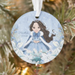 Ornamento Snowy Winter Black Hair Princess<br><div class="desc">Este adorável ornamento princesa de inverno de neve apresenta uma bela jovem princesa com cabelo preto vestindo um vestido azul e branco com floco de neve e capa quente com pelo de pele. A princesa está cercada por poinsettias. Você pode personalizar com o nome da princesa especial e o ano!...</div>