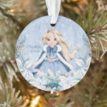 Ornamento Snowy Winter Blonde Princess<br><div class="desc">Este adorável ornamento princesa de inverno de neve apresenta uma bela jovem princesa com cabelo louro vestindo um vestido azul e branco com floco de neve e capa quente com pelo de pele. A princesa está cercada por poinsettias. Você pode personalizar com o nome da princesa especial e o ano!...</div>