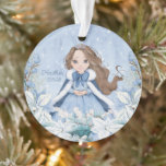 Ornamento Snowy Winter Brunette Princess<br><div class="desc">Este adorável ornamento princesa de inverno de neve apresenta uma bela princesa jovem com cabelo castanho vestindo um vestido azul e branco com floco de neve e capa quente com pelo. A princesa está cercada por poinsettias. Você pode personalizar com o nome da princesa especial e o ano!</div>