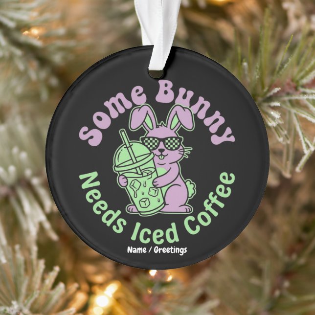 Ornamento  Some Bunny Needs Iced Coffee Retro Spring Easter  (Árvore)