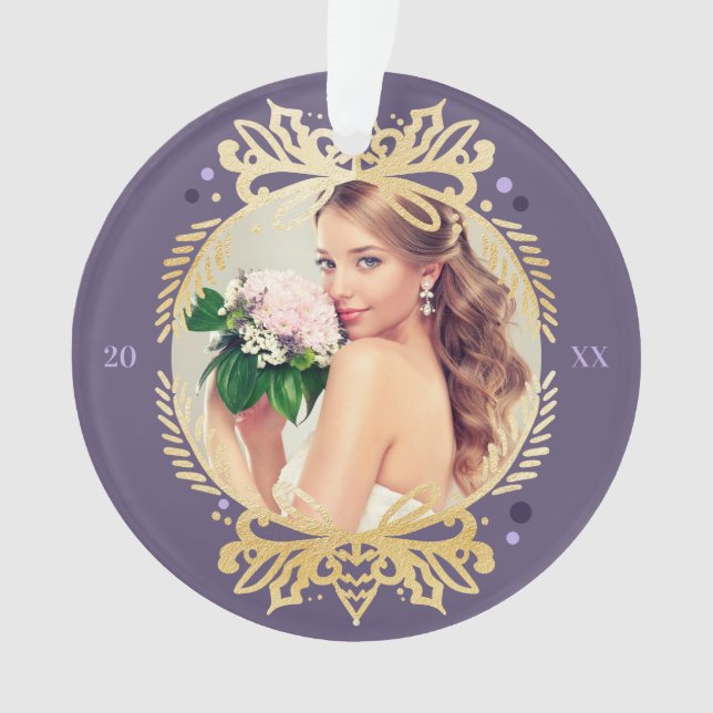 Ornamento Sr. Dourado roxo ornamentado & Sra. Primeiro Natal (Frente)