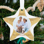 Ornamento Starfish Beach Christmas Family Photo White<br><div class="desc">Este Enfeites de natal em forma de estrela da praia apresenta uma estrela-estrela em um simples fundo branco,  com uma foto redonda no meio,  e o nome da família e o ano. *Se precisar de assistência com este design ou produtos correspondentes,  entre em contato comigo através do Zazzle.</div>