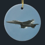 Ornamento super do zangão do marinho FA-18<br><div class="desc">O artigo bonito com uma demonstração aérea super do zangão do marinho F/A-18E/F F-18 com o vapor nas asas no crivo de Embry voa & as ondas mostram em Daytona Beach FL.</div>