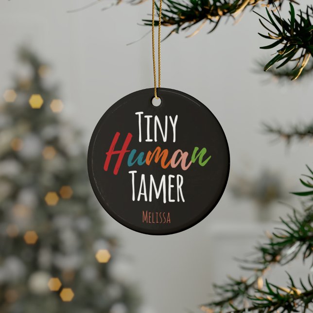 Ornamento Tipografia de Professora de Jardim de Infância Dom (Nursery Teacher Tiny Human Tamer Ceramic Ornament)