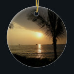 Ornamento tropical personalizado do feriado<br><div class="desc">Comemore um primeiro feriado junto ou criar uma lembrança pessoal de sua lua de mel com este ornamento tropical da vista para o mar. Personalize ou suprima do texto neste ornamento do feriado com uma cena tropical do por do sol da praia,  moldada por uma palmeira.</div>