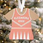 Ornamento Uniforme de Cheerleader Coral Personalizado<br><div class="desc">Celebre seu espírito cheerleader com este ornamento uniforme de cheerleader de coral personalizado. Perfeito para comemorar uma estação especial,  equipe ou realização individual. Personalize-o com um nome e ano para criar uma manutenção exclusiva.</div>